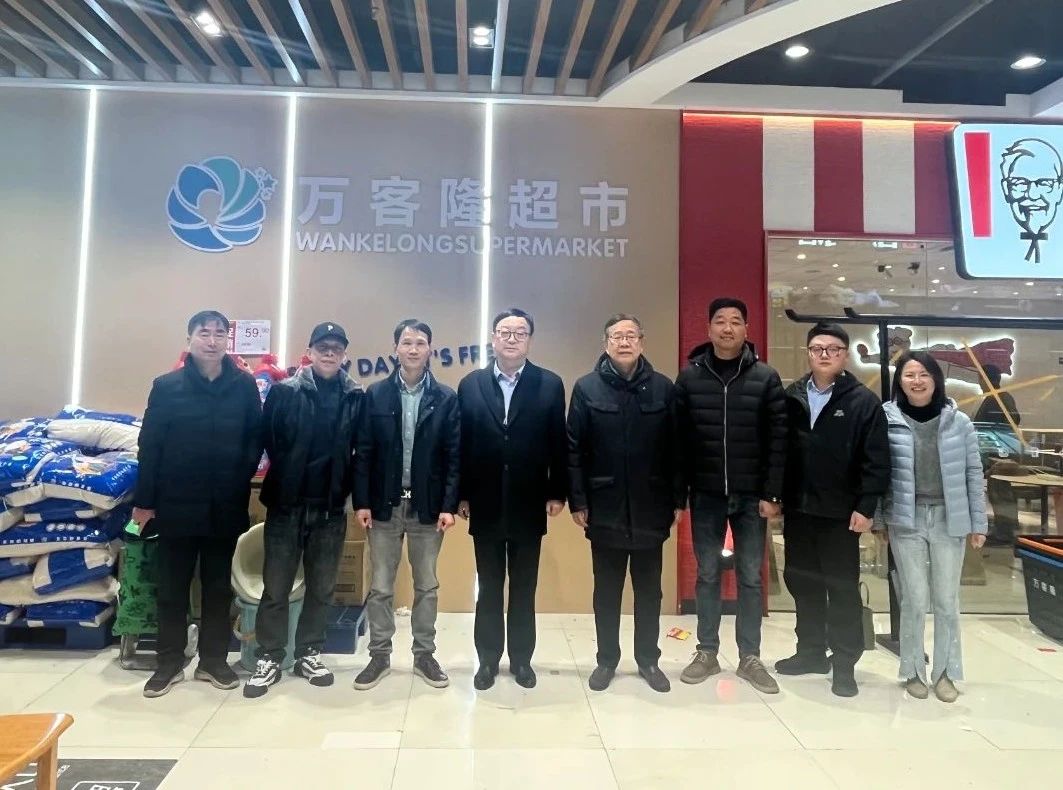 商會(huì)走訪會(huì)員企業(yè)萬(wàn)客隆商貿(mào)有限公司，并出席萬(wàn)客隆超市湯山店開(kāi)業(yè)儀式